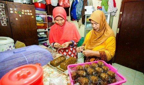 Penggunaan gas bumi oleh Usaha Kecil Menengah (UKM) di Kampung Kue di Surabaya, Jawa Timur.