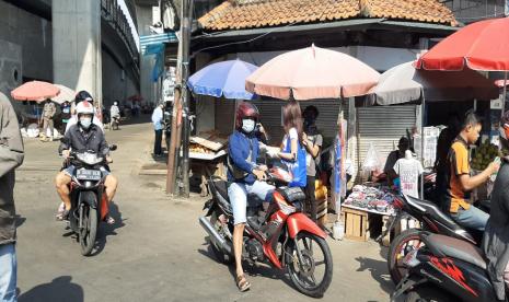  Penggunaan Masker Salah Satu Kunci Cegah Penyebaran Covid-19. Foto:  Pembagian masker gratis oleh Kratindaeng, Senin (12/10).