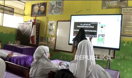 Penggunaan smartboard di sekolah Langkat.