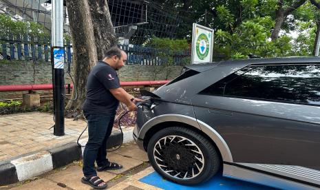 Penggunaan SPKLU PLN EYE tipe pole mounted charging (SPKLU Tiang), di kantor PLN di jalan KS Tubun, Jakarta Barat.