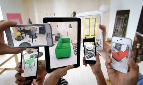 Penggunaan teknologi Augmented Reality (ilustrasi)