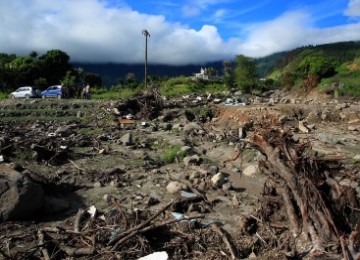 Penggunduln hutan di sekitar kawasan Danau Toba, Sumatra Utara