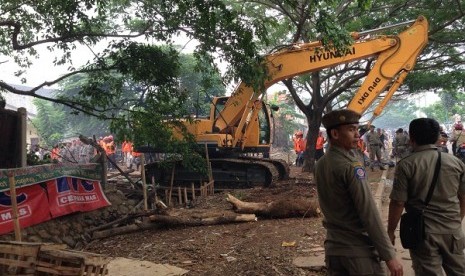 Penggusuran bangunan di pinggir Kanall Banjir Timur, Jakarta-Timur, Selasa (9/12)