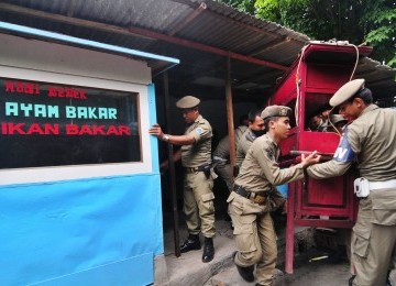 Penggusuran permukiman liar berlangsung di bantaran Kali Sepak, Meruya Selatan, Kembangan, Jakarta Barat, Rabu (6/12). (Republika/Aditya Pradana Putra)