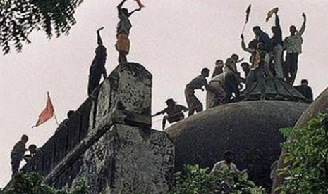 India Akan Bangun Tempat Ibadah yang Hancur Termasuk Masjid. Foto ilustrasi: penghancuran masjid Babri 19 tahun lalu