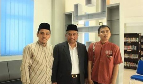 Penghapal Alquran Misbahul Arifin (kanan) bersama mantan Mendiknas M Nuh (tengah) pada acara Khotmil Qur'an di Masjid Nurul Huda UNS Surakarta, Jumat (11/3).