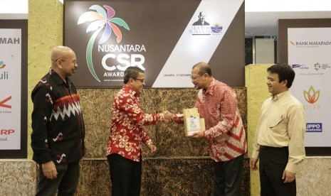 Penghargaan CSR diserahkan oleh Deputi Bidang Infrastruktur Bisnis Kementerian BUMN Hambra Samal, didampingi Chairman The La Tofi School of CSR, La Tofi, kepada GM RU VI Balongan, Burhanudin. 