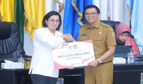 Penghargaan dan penyerahan insentif fiskal atas bonus kinerja tahun berjalan dalam upaya pengendalian inflasi tersebut dilaksanakan oleh Menteri Keuangan Republik Indonesia, Sri Mulyani kepada Bupati Bandung yang diwakili oleh Sekda Kabupaten Bandung, Cakra Amiyana di Gedung Sasana Bhakti Praja, Kemendagri, Jakarta, Senin (6/10/2023).