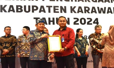 Penghargaan dari Pemkab Karawang untuk program TJSL BUMN. 