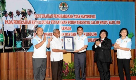 Penghargaan Guiness World Record diberikan kepada Kementrian LHK atas penanaman pohon jati terbanyak.