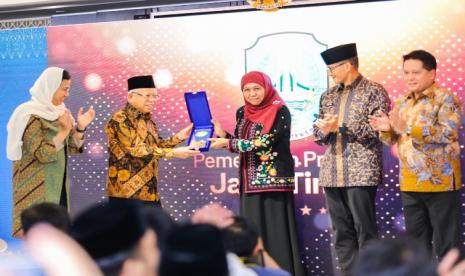 Penghargaan Juara Umum Anugerah Adinata Syariah diserahkan langsung Wakil Presiden RI KH Maruf Amin kepada Gubernur Jawa Timur Khofifah Indar Parawansa di The Tower BSI Jakarta Selatan, Jumat (26/5/2023) lalu.