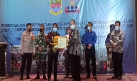 Penghargaan kepada Jababeka diserahkan langsung oleh Bupati Bekasi Eka Supria Atmaja di Hotel Holiday Inn, Jababeka Cikarang Selatan, pada Kamis (17/12). Penghargaan tersebut diterima Genera Manager PT. Jababeka Infrasrtuktur, Aris Dwi Cahyanto.