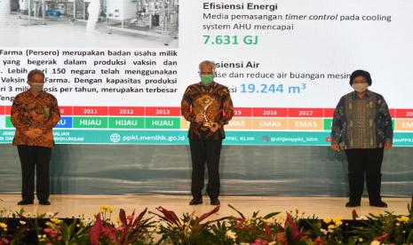 Penghargaan Proper Emas disampaikan langsung oleh Menteri LHK Siti Nurbaya (kanan),  kepada SEVP  Human Capital dan Compliace Bio Farma, Disril Revolin Putra (tengah ) pada acara Anugerah Lingkungan PROPER 2020 diselenggarakan pada hari, Senin,  (14/12), bertempat di Auditorium Manggala Wanabakti, Jakarta.