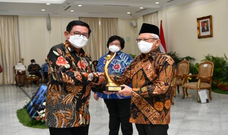 Penghargaan PROPER EMAS diserahkan langsung oleh Wakil Presiden (Wapres) RI, KH. Ma