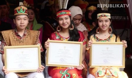 Penghargaan tersebut diberikan kepada Anggina Rafitri, Aysa Aurealya Maharani, dan Yazid pada saat upacara peringatan HUT ke-74 RI di Kantor Kemendikbud, Jakarta.