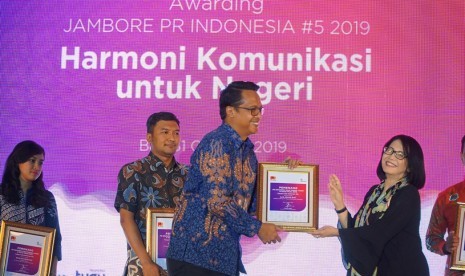 Penghargaan untuk Pupuk Indonesia diserahkan Hannie Kusuma selaku VP Communication Indonesia Indikator tersebut, diterima oleh Kepala Komunikasi Korporat PT Pupuk Indonesia (Persero) Wijaya Laksana di Bali, Kamis (31/10). 