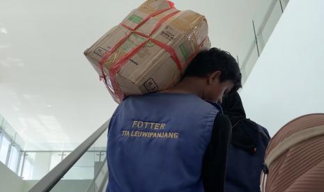 Penghasilan petugas jasa angkut barang di Terminal Leuwipanjang, Bandung meningkat saat mudik lebaran pascapandemi Covid-19.