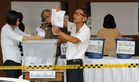 Penghitungan suara Pemilu Thailand 2019 pada Ahad (24/3).