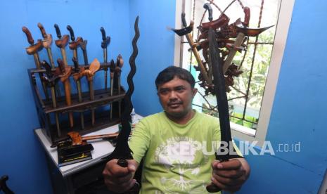 Penghobi keris Dekan Bawono membersihkan koleksi keris miliknya di Domas, Sidorejo, Salatiga, Jawa Tengah, Kamis (30/9/2021). Koleksi keris yang dikumpulkan sejak tahun 1995 tersebut ia dapatkan dengan membeli keris dari harga Rp500 ribu hingga Rp5 juta tergantung usia, kondisi dan tuanya keris sebagai cara menjaga warisan budaya. 