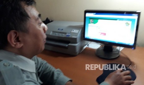  Penghulu KUA Gamping Sumardiyono menunjukkan uji coba Simkah Web di KUA Gamping,.