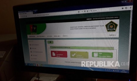 Penghulu KUA Gamping Sumardiyono dan Operator serta Staf KUA Gampng Aris  Hidayat menunjukkan uji coba Simkah Web di KUA Gamping, Senin (12/11).