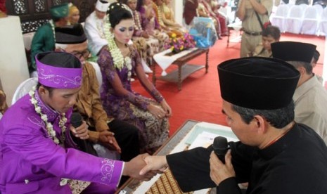 Penghulu menikahkan pasangan pengantin