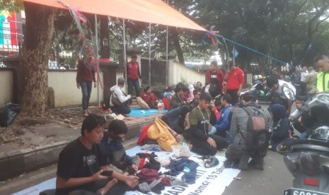 Penghuni Balai Wyata Guna di Jalan Padjajaran bertahan di depan halaman kantor tersebut, Rabu (15/1). Mereka diharuskan keluar dari balai karena sudah tidak memiliki hak pelayanan.