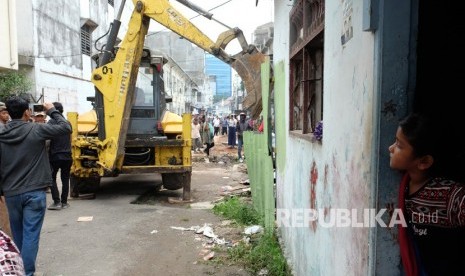 Penghuni rumah terlibat saling dorong dengan petugas Satpol PP yang akan menggusur bangunan liar, di Medan, Sumatera Utara, Jumat (13/9/2019). 