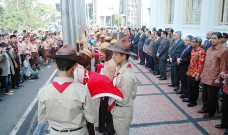 Pengibaran 106 Bendera Asia Afrika pada pembukaan 'Peringatan HUT Ke-57 KAA' di Gedung Merdeka, Jl Asia Afrika, Bandung, Rabu (18/4). 