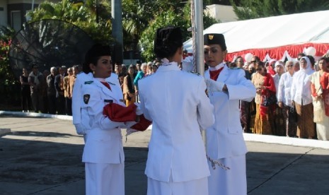 Pengibaran bendera di KJRI Noumea.