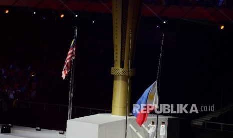 Pengibaran bendera Filipina sebagai tanda tuan rumah SEA Games 2019 pada penutupan SEA Games 2017 Kuala Lumpyr di Stadium Bukit Jalil, Malaysia, Rabu (30/8) malam.