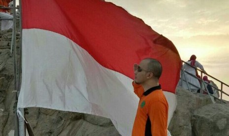 Pengibaran bendera Merah Putih di atas Jabal Nur, Makkah, Arab Saudi.