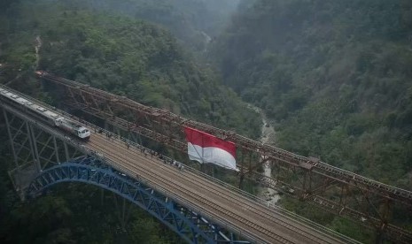 Pengibaran bendera Merah Putih di jembatan Cisomang, Purwakarta