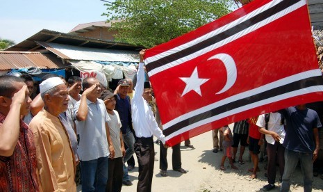 PENGIBARAN BULAN BINTANG. Sejumlah warga mantan kombatan Gerakan Aceh Merdeka (GAM) menghomat bendera Aceh bulan bintang dibarengi alunan azan pada upacara pengibaran bendera Aceh di Desa Alue Keude Klep, Kecamatan Tanah Pasir, Aceh Utara, Provinsi Aceh. (ilustrasi)