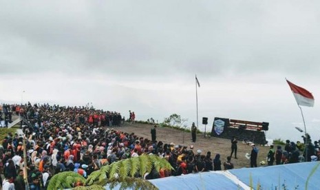 Pengibaran dua bendera berukuran raksasa di Gunung Galunggung untuk memeringati HUT ke-74 RI, Sabtu (17/8). 