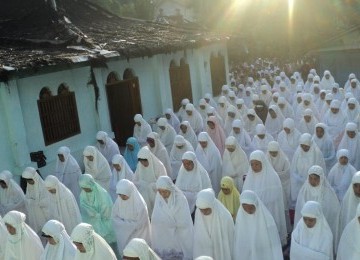 Pengikut Islam Aboge shalat jamaah di depan Masjid Saka Tunggal, Banyumas.