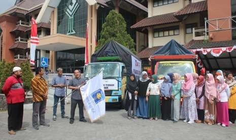 Pengiriman bantuan logistik untuk Lombok dari Universitas Islam Indonesia (UII), Jumat (10/8).  Ini menjadi keberangkatan kedua setelah beberapa hari lalu mengirim sejumlah tenaga medis.