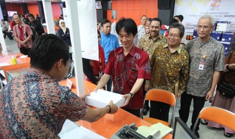 Pengiriman buku secara simbolis disaksikan langsung oleh Direktur Utama PT Pos Indonesia (Persero) Gilarsi Wahju Setijono (kanan) pada peresmian Donasi Buku untuk Masyarakat, di Kantor POS Indonesia, Jalan Asia Afrika, Kota Bandung, Jumat (15/12).