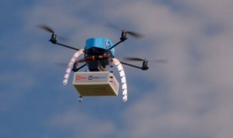 Pengiriman paket dengan menggunakan drone atau pesawat tanpa awak.