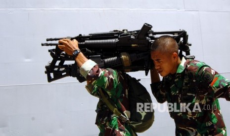  Pengiriman Pasukan TNI Pengamanan Ke Papua. Anggota TNI Angkatan Darat mengangkat senjata usai apel pemberangkatan Satgas ke Papua di Pelabuhan Sukarno Hatta, Makassar, Sulawesi Selatan, Ahad (3/3/2019). 