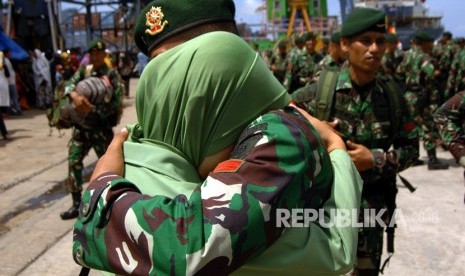 Pengiriman Pasukan TNI Pengamanan Ke Papua. Seorang prajurit TNI Angkatan Darat memeluk istrinya saat pemberangkatan pasukan Satgas ke Papua di Pelabuhan Sukarno Hatta, Makassar, Sulawesi Selatan, Ahad(3/3/2019). 