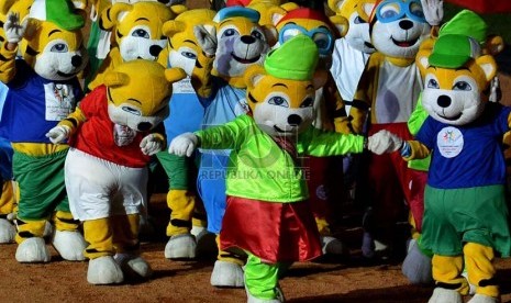   Pengisi acara memeriahkan penutupan Islamic Solidarity Games (ISG) III di Stadion Gelora Sriwijaya, Jakabaring, Palembang, Sumsel, Selasa (1/10) malam.  ( Republika/Prayogi)