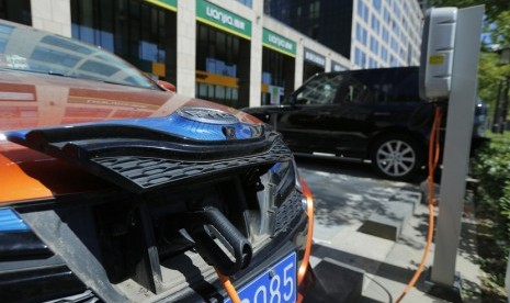 Pengisian kendaraan mobil berbahan bakar listrik di luar sebuah apartemen di Beijing, China, 11 September 2017.