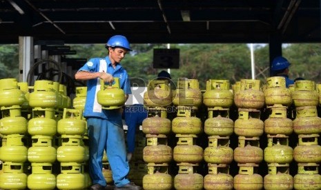 Pengisian LPG 3 Kg: Pekerja melakukan pengisian tabung Elpiji 3 Kg di SPBE Batavia Jaya Energi, Cakung, Jakarta Timur, Jumat (29/5). (Republika/ Yasin Habibi)