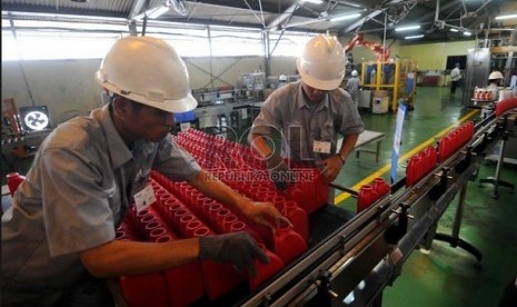 Pengisian minyak pelumas di pabrik pengemasan Pertamina di Tanjung Priok, Jakarta Utara, Kamis (8/11).