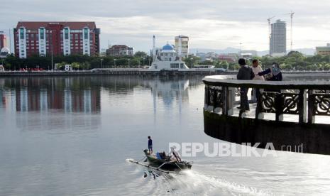 Pengjung menikmati suasana di kawasan CPI (Central Poin of Indonesia), Makassar, Sulawesi Selatan, Kamis (17/2/2022). Sulawesi Selatan merupakan daerah pertama di Indonesia yang menetapkan zona kuliner halal, aman dan sehat (KHAS) yang berlokasi di Lego-lego Center Point of Indonesia (CPI), Makassar.