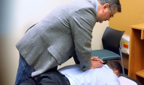 Pengobatan chiropractor tidak selalu dilakukan oleh dokter, berhati-hatilah agar tidak sampai merugikan diri.