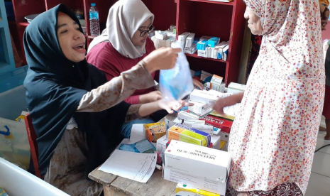 Pengobatan gratis Mobil Klinik Wuling dan Rumah Zakat.