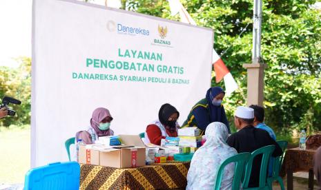 Pengobatan gratis upaya Baznas dan Danareksa Syariah Peduli memuliakan para mustahik.