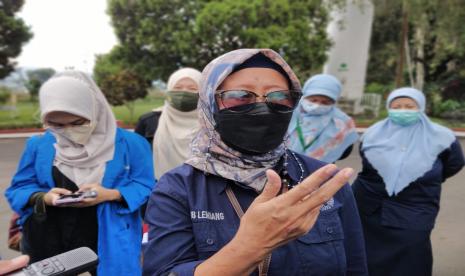 Pengolahan Limbah BIB Lembang Dirasakan Petani dan Peternak. Foto: Kepala BIB Lembang Tri Harsi saat memberikan keterangan kepada awak media di BIB Lembang, Selasa (30/11).